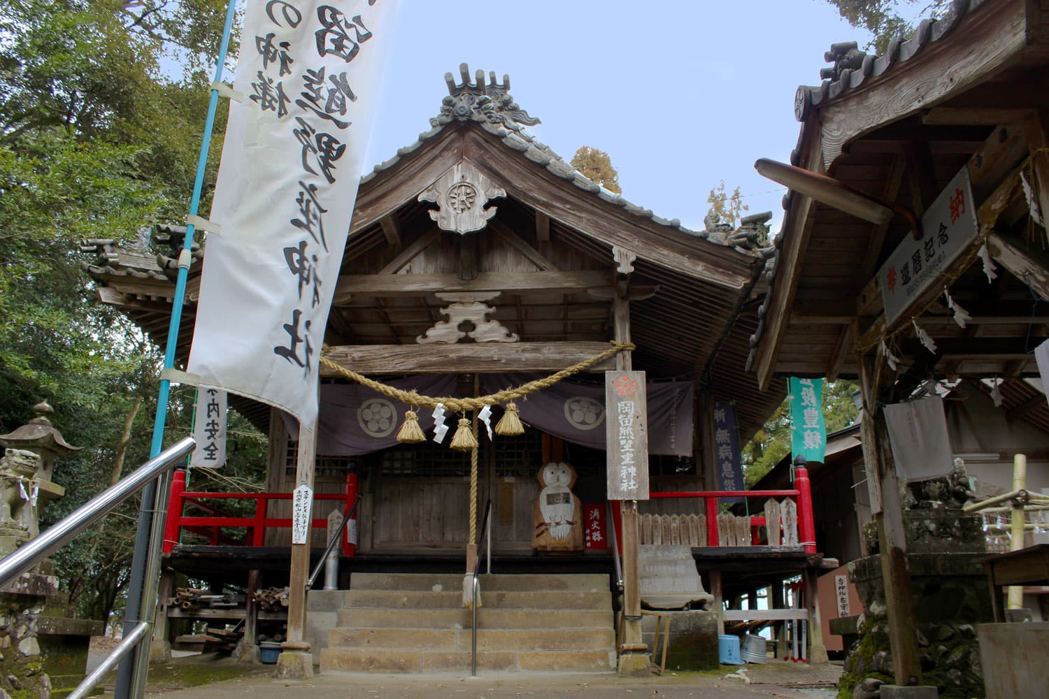 おかどめ幸福駅のすぐ近くにあり「幸福神社」とも呼ばれるあさぎり町「岡留熊野座神社」の本殿