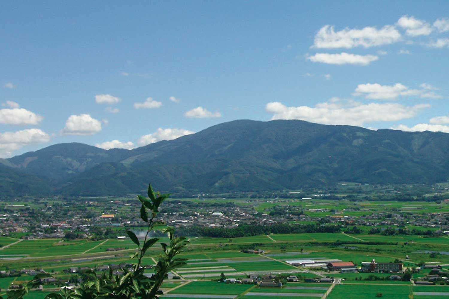 あさぎり町の「白髪岳 千望展望所」から一望する、人吉盆地の壮大な田園風景と山々の大パノラマ