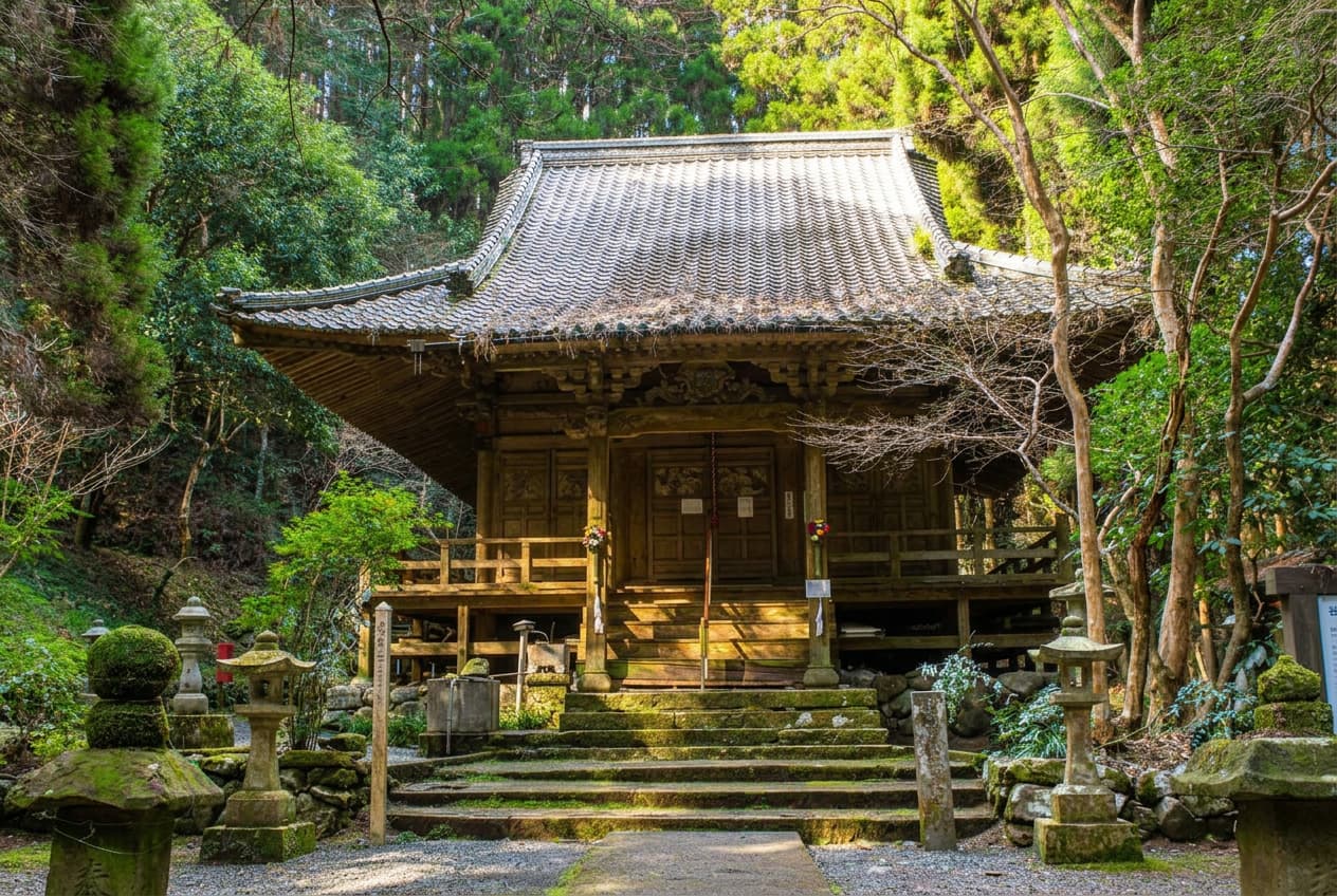 あさぎり町にある日本一の「紙子（かみこ）の薬師」として知られる、歴史深い「谷水薬師堂」の外観