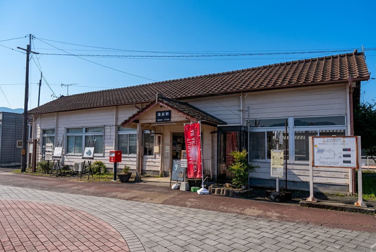 大正13年開業の木造駅舎が残るくま川鉄道の終着駅、まんが美術館や水上村への起点となる「湯前駅」